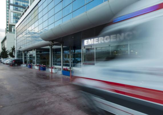 external-emergency-room-with-blurred-ambulance-768x512.jpeg
